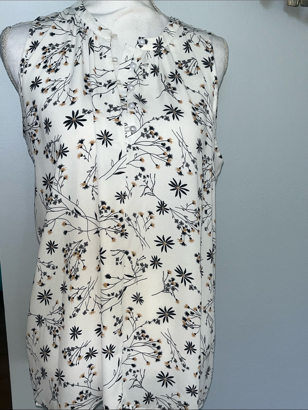 LOFT Ivory Floral Sleeveless Blouse Pearl Buttons Size M Excellent Condition